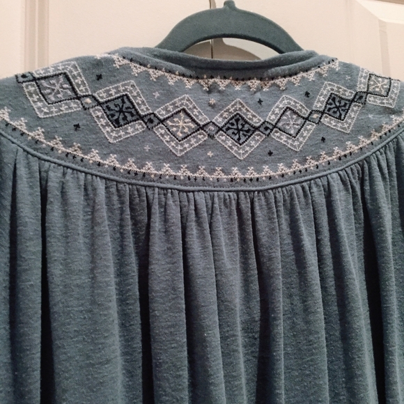 Gap Embroidered yoke flowy blue blouse - Picture 5 of 7